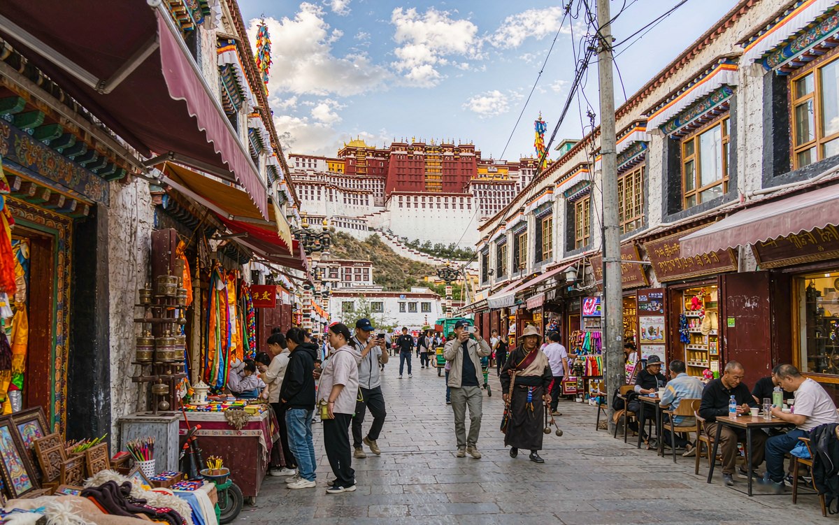 拉萨把文旅消费做成硬指标,本地中小企业得把年度计划往“融合”上写 拉萨把文旅消费做成硬指标,本地中小企业得把年度计划往“融合”上写